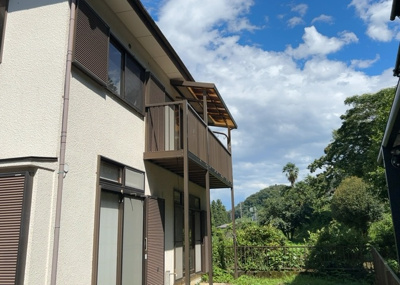 【バルコニー】 | 中野中古戸建 | 両面バルコニーは、バルコニーそのものの機能というよりかは設置の仕方による名称です。複数のバルコニーを東西や南東などの相対する場所に設置することで、通風や採光が確保しやすくなるというメリットがあります。