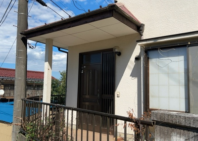 【玄関】 | 中野中古戸建 | 玄関は家の顔と言っても過言ではありません。現地を見学する際は玄関の広さや全体のバランスなどを見てみるといいでしょう。一般的なアプローチのしやすさだけではなく、お年寄りにも優しい設計のものだと安心です。