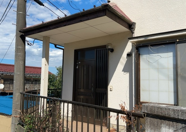【玄関】 | 中野中古戸建 | 玄関は家の顔と言っても過言ではありません。現地を見学する際は玄関の広さや全体のバランスなどを見てみるといいでしょう。一般的なアプローチのしやすさだけではなく、お年寄りにも優しい設計のものだと安心です。