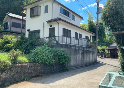 【前面道路含む現地写真】 | 中野中古戸建 | 住宅用の土地では前面道路に2m以上接していなければならないと法律で定められています。しかし、お持ちの車のサイズやライフスタイルなどにより、2mでは利便が悪い場合もございますので、事前に確認しましょう。
