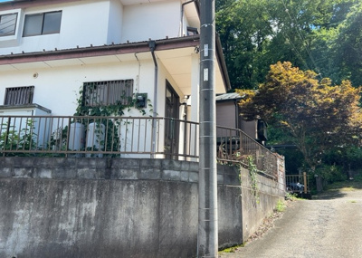 【前面道路含む現地写真】 | 中野中古戸建 | 道幅が広い場所は日当たりや風通が良好です。幅が広いのですれ違いも可能ですし大きな車でも駐車可能！一方で、大型車が通ることも多くなるため交通量の増加により騒音に繋がります。また土地の値段が高くなります。