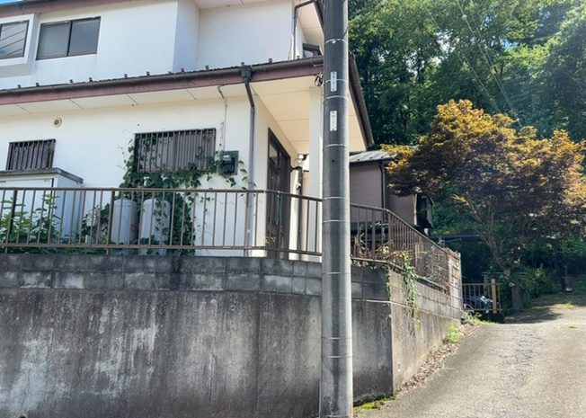 【前面道路含む現地写真】 | 中野中古戸建 | 道幅が広い場所は日当たりや風通が良好です。幅が広いのですれ違いも可能ですし大きな車でも駐車可能！一方で、大型車が通ることも多くなるため交通量の増加により騒音に繋がります。また土地の値段が高くなります。