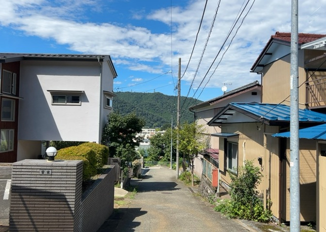 【展望】 | 中野中古戸建 | 眺望を気にして物件を探す場合、前面に建物が建っていないか現地で確認しましょう！前面に建物があると景色はもちろん、日当たりや風通しにも影響が出てきます。住んだ時のことを想像しながら現地見学をしましょう。