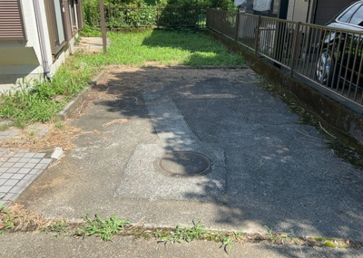 【駐車場】 | 中野中古戸建 | 駐車場と明記されていても、最小スペースでつくられた駐車場だと大型車は駐車できなかったり、出入りしにくくなったりする可能性があります。お車のサイズと購入したい物件の駐車場のサイズを現地で確認しましょう。