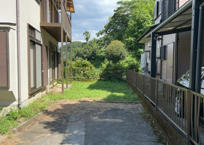 【庭】 | 中野中古戸建 | 庭があることでガーデニングや家庭菜園はもちろん、こどもの遊び場やペットを放して遊ぶことができます。また、家の周囲に余裕があるということです。隣地との間があれば、十分な日当たりと、風通しが確保できます。