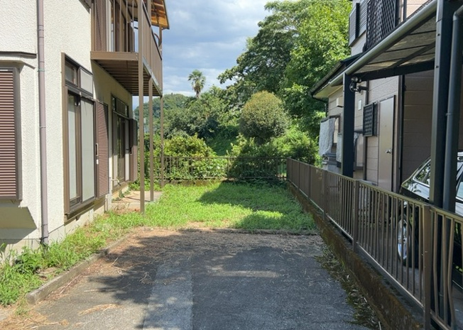 【庭】 | 中野中古戸建 | 庭があることでガーデニングや家庭菜園はもちろん、こどもの遊び場やペットを放して遊ぶことができます。また、家の周囲に余裕があるということです。隣地との間があれば、十分な日当たりと、風通しが確保できます。