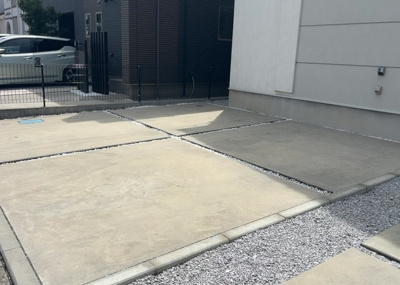 【駐車場】 | 麻溝台中古戸建 | 敷地内にカースペースの駐車場を確保しております。北側6.0m・西側8.0mの広い公道に面した角地のため、車の出し入れや駐車がスムーズに行え、お出かけやご帰宅の際も大変便利で安心な環境です。