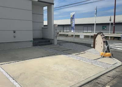 【庭】 | 麻溝台中古戸建 | 敷地面積が50坪（165.29㎡）あるため、南庭のスペースが確保されています。日当たり良好なお庭ではガーデニングや家庭菜園などを楽しむことができ、お子様やペットの遊び場としても重宝します。