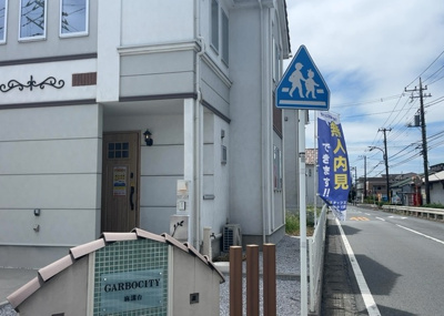 【前面道路含む現地写真】 | 麻溝台中古戸建 | 北側幅員約6.0mの公道に接している現地写真です。十分な道路幅が確保されているため、すれ違いもスムーズに行えます。周囲は静かな住宅街となっており、交通量も少ない落ち着いた住環境が魅力です。