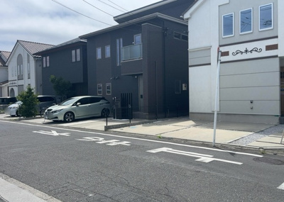 【前面道路含む現地写真】 | 麻溝台中古戸建 | 西側幅員約8.0mの公道に接する角地物件です。道路幅が広いため見通しが良く、前面道路の歩道や開放感も魅力的です。お車の運転や車庫入れに不慣れな方でも安心して敷地へアクセスすることができます。