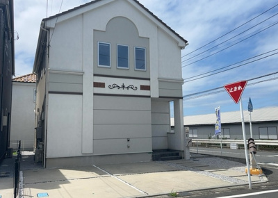 【外観】 | 麻溝台中古戸建 | 北側6m・西側8mの公道に面する角地に位置する、2023年4月築の木造2階建て一戸建てです。平坦地で整形地の50坪という恵まれた土地形状に建っており、外観もスタイリッシュで美しい建物です。