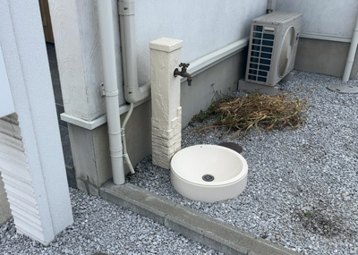 【設備】 | 麻溝台中古戸建 | 都市ガスや公営水道、公共下水などのインフラ設備が完備されています。敷地内での散水や屋外清掃にも役立つ立水栓などの屋外設備についても、ぜひ現地見学の際にしっかりとご確認いただければ幸いです。