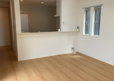 【ダイニング】 | 麻溝台中古戸建 | ダイニングテーブルやチェアを設置してもゆとりがある広いスペースです。2026年6月に室内補修やクリーニングを実施済みの綺麗な空間で、家族での毎日の食事やカフェタイムを快適にお楽しみいただけます。