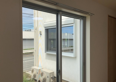 【内装】 | 麻溝台中古戸建 | 2026年6月に壁クロスや全室の内装補修・クリーニングを施しており、新築のような美しさに整えられています。断熱性や遮音性に配慮されたサッシや内装仕様になっており、年間を通じて快適に過ごせます。