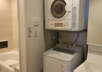 【ランドリースペース】 | 麻溝台中古戸建 | 洗面所内に配されたランドリースペースは、洗う・干す・畳むといった洗濯家事を一箇所でスムーズに行える設計です。24時間換気システムも導入されており、湿気がこもりにくく清潔な環境を保てます。