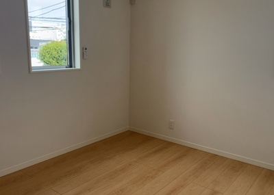 【子供部屋】 | 麻溝台中古戸建 | 2階に配された6.1帖や5.2帖の洋室は、子供部屋として最適なお部屋です。各室にクロゼットが用意されているため、勉強道具や衣類を自分でしっかり収納でき、お子様の成長に合わせた部屋作りができます。