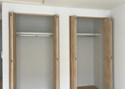 【収納】 | 麻溝台中古戸建 | お洋服やファッション小物をまとめて収納できる便利なウォークインクローゼットを備えています。スーツケースなどの大きな荷物もスッキリ納まり、お部屋全体をいつでも綺麗に保つことができて便利です。