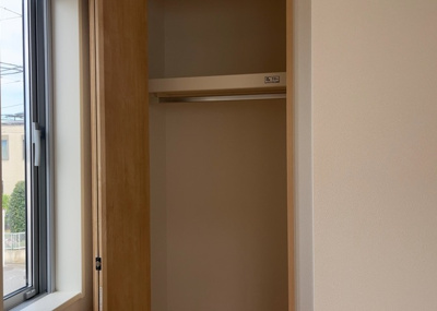 【収納】 | 麻溝台中古戸建 | 全居室のクロゼットに加え、パントリーやシューズインクローク、床下収納、屋根裏収納まで備えた圧巻の収納力です。家族全員の持ち物を効率よく整理整頓でき、住まい全体を広々とすっきり保てます。