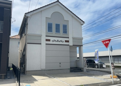 【構造・工法・仕様】 | 麻溝台中古戸建 | 木造住宅とは土台、壁、柱など建築物の強度を支える構造体の材に木が使用されている構造を指します。構造体は建物の自重を支えるだけではなく風圧や水圧、積裁荷重などあらゆる衝撃に耐えるための基礎です。