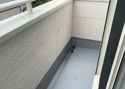 【バルコニー】 | 北野台中古戸建 | バルコニーは、室外の専用スペースのうち、「屋根がなく開放された空間」であるものを指します。ベランダより広いタイプのものが多く、日当たりもよいため家庭菜園などを楽しみたい人にとって適した環境となります。