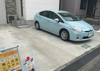 【駐車場】 | 北野台中古戸建 | 駐車場と明記されていても、最小スペースでつくられた駐車場だと大型車は駐車できなかったり、出入りしにくくなったりする可能性があります。お車のサイズと購入したい物件の駐車場のサイズを現地で確認しましょう。
