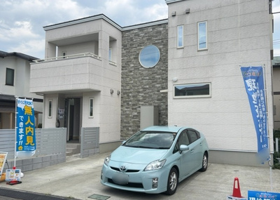 【前面道路含む現地写真】 | 北野台中古戸建 | 住宅用の土地では前面道路に2m以上接していなければならないと法律で定められています。しかし、お持ちの車のサイズやライフスタイルなどにより、2mでは利便が悪い場合もございますので、事前に確認しましょう。