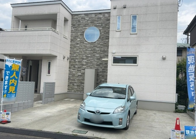 【前面道路含む現地写真】 | 北野台中古戸建 | お持ちの車種によっては前面道路が広い方が便利でしょう。しかし、前面道路が広ければその分交通量が多くなるため、騒音などが気になる場合があります。実際に現地を見学し、周辺交通量や騒音などを確認しましょう！