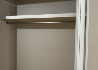 【収納】 | 北野台中古戸建 | ウォークインクローゼットがあれば、クローゼット内でコーディネートが完成できますし、季節の変わり目に行う衣替えの手間も省けます。また、スーツケースなど大きいものもしまうことができ使い勝手がよいです。