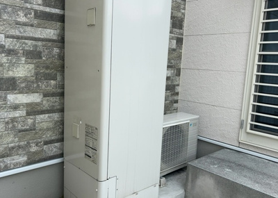 【発電・温水設備】 | 北野台中古戸建 | 省エネ給湯器とは従来型の給湯器より熱効率が高く、少ない燃料でたくさんのお湯を沸かすことが出来る高効率な給湯器のことを指します。また、省エネ給湯器には種類があり、利便性や効果なども様々です。