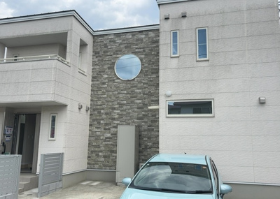【構造・工法・仕様】 | 北野台中古戸建 | 木造住宅とは土台、壁、柱など建築物の強度を支える構造体の材に木が使用されている構造を指します。構造体は建物の自重を支えるだけではなく風圧や水圧、積裁荷重などあらゆる衝撃に耐えるための基礎です。