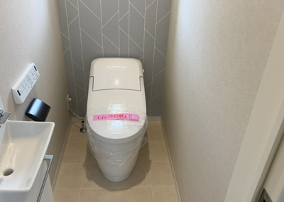 【トイレ】 | 北野台中古戸建 | トイレは大きさや形、機能、抗菌性などが異なる多種多彩なタイプが各メーカーから出ています。それぞれに良さがあるため、事前にどういったタイプのトイレがいいのかをご家庭内で決めて、内見に行くといいでしょう。