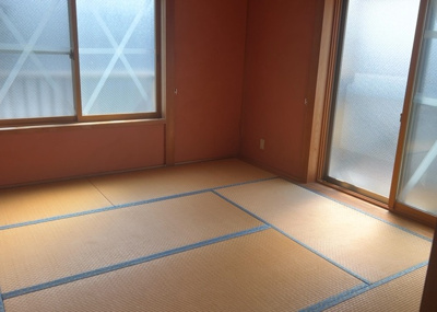 【洋室】 | 下九沢中古戸建 | 洋室のメリットは重い家具が置きやすく、身の回りが整理しやすいことです。 床がフローリングのため畳とは異なり凹みにくいです。 クローゼットなど収納が豊富で、普段使わない旅行カバンや服の整頓も簡単にです。