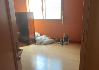 【寝室】 | 下九沢中古戸建 | 寝室でゆっくりと過ごすためにはベッド周りの適度な空間を担保することや窓の位置、照明の明るさ、寝室の広さなどを考える必要があります。自身や家族の構成とライフスタイルに併せて寝室にする部屋を選びましょう！