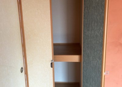 【収納】 | 下九沢中古戸建 | デザイン性を重視しすぎて収納が少なかった！なんてことにならないため、事前に現地で収納の数を確認しておくことをお勧めします。クローゼット以外にも床下収納や屋根裏収納、パントリーなどもチェックしましょう。