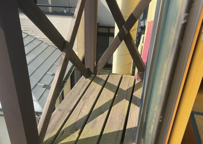【バルコニー】 | 下九沢中古戸建 | バルコニーは、室外の専用スペースのうち、「屋根がなく開放された空間」であるものを指します。ベランダより広いタイプのものが多く、日当たりもよいため家庭菜園などを楽しみたい人にとって適した環境となります。