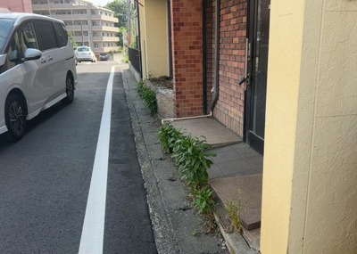 【駐車場】 | 下九沢中古戸建 | 駐車場と明記されていても、最小スペースでつくられた駐車場だと大型車は駐車できなかったり、出入りしにくくなったりする可能性があります。お車のサイズと購入したい物件の駐車場のサイズを現地で確認しましょう。
