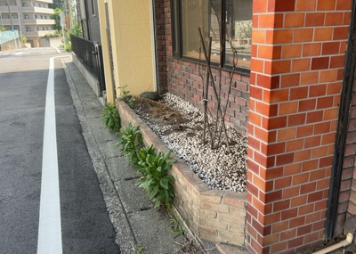 【庭】 | 下九沢中古戸建 | 庭があることでガーデニングや家庭菜園はもちろん、こどもの遊び場やペットを放して遊ぶことができます。また、家の周囲に余裕があるということです。隣地との間があれば、十分な日当たりと、風通しが確保できます。