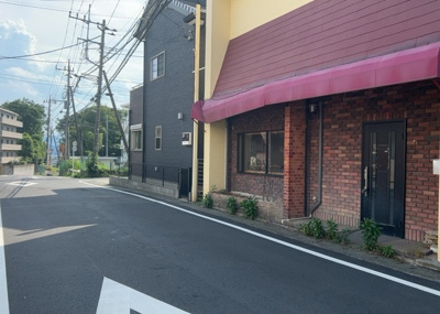 【前面道路含む現地写真】 | 下九沢中古戸建 | 住宅用の土地では前面道路に2m以上接していなければならないと法律で定められています。しかし、お持ちの車のサイズやライフスタイルなどにより、2mでは利便が悪い場合もございますので、事前に確認しましょう。