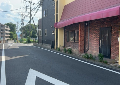 【前面道路含む現地写真】 | 下九沢中古戸建 | お持ちの車種によっては前面道路が広い方が便利でしょう。しかし、前面道路が広ければその分交通量が多くなるため、騒音などが気になる場合があります。実際に現地を見学し、周辺交通量や騒音などを確認しましょう！