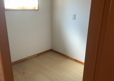 【子供部屋】 | 下九沢中古戸建 | 子供が何人でも年齢によっては、受験時にしっかり壁のある個室があった方が良い場合もあります。難しい問題ですが、兄弟の人数や、性別や年齢差によって状況が異なりますので、数年後のこともしっかり考えましょう。