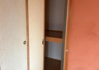 【収納】 | 下九沢中古戸建 | 家族構成や住宅環境によって収納の仕方は十人十色！キッチン、リビング、玄関、寝室など、部屋ごとのいろんな収納を使って自慢のお家にしませんか？物件をご内見する際は、収納の場所や数は事前チェックしましょう！