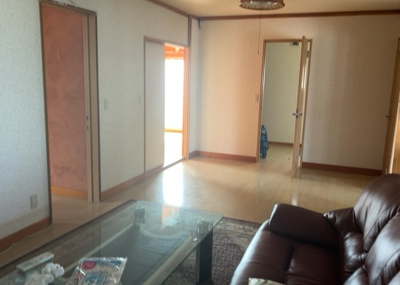 【居間・リビング】 | 下九沢中古戸建 | 直線タイプはLとDKを一直線に並べた形で対面キッチンのタイプです。一般的なのでよく見かけるかもしれません。直線タイプに似た直接アイランドタイプは、キッチンとダイニングの間に壁がない分広く感じられます。