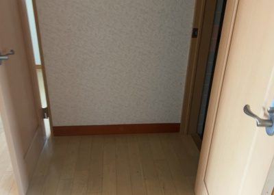 【脱衣所】 | 下九沢中古戸建 | 多くの戸建て住宅で見かける洗面脱衣所は、洗面台と洗濯機が2畳ほどのスペースに並べられていて、洗面所が脱衣所を兼ね備えている間取りが一般的です。お客様が利用することもある、パブリックな空間でもあります。