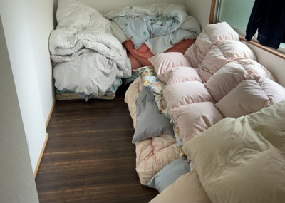 【洋室】 | 泉町中古戸建 | 洋室のメリットは重い家具が置きやすく、身の回りが整理しやすいことです。 床がフローリングのため畳とは異なり凹みにくいです。 クローゼットなど収納が豊富で、普段使わない旅行カバンや服の整頓も簡単にです。