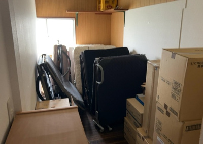 【寝室】 | 泉町中古戸建 | 寝室でゆっくりと過ごすためにはベッド周りの適度な空間を担保することや窓の位置、照明の明るさ、寝室の広さなどを考える必要があります。自身や家族の構成とライフスタイルに併せて寝室にする部屋を選びましょう！