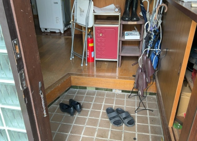 【玄関】 | 泉町中古戸建 | 玄関は家の顔でもあり、家族以外の目にも止まる場所です。玄関は外との間を仕切る扉、靴などをしまっておく収納スペース、靴脱ぎのたたきスペース、来客とのやり取りをするドアホンなど複数のアイテムからなります。