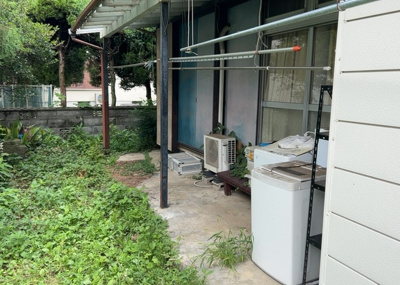 【バルコニー】 | 泉町中古戸建 | バルコニーは、室外の専用スペースのうち、「屋根がなく開放された空間」であるものを指します。ベランダより広いタイプのものが多く、日当たりもよいため家庭菜園などを楽しみたい人にとって適した環境となります。