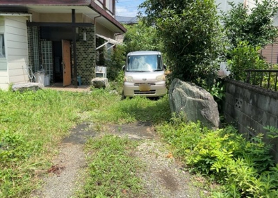 【駐車場】 | 泉町中古戸建 | 駐車場と明記されていても、最小スペースでつくられた駐車場だと大型車は駐車できなかったり、出入りしにくくなったりする可能性があります。お車のサイズと購入したい物件の駐車場のサイズを現地で確認しましょう。