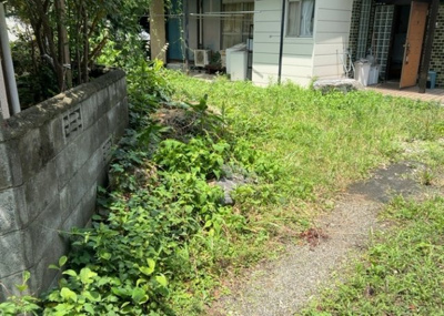 【庭】 | 泉町中古戸建 | 庭があることでガーデニングや家庭菜園はもちろん、こどもの遊び場やペットを放して遊ぶことができます。また、家の周囲に余裕があるということです。隣地との間があれば、十分な日当たりと、風通しが確保できます。