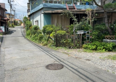 【前面道路含む現地写真】 | 泉町中古戸建 | 住宅用の土地では前面道路に2m以上接していなければならないと法律で定められています。しかし、お持ちの車のサイズやライフスタイルなどにより、2mでは利便が悪い場合もございますので、事前に確認しましょう。